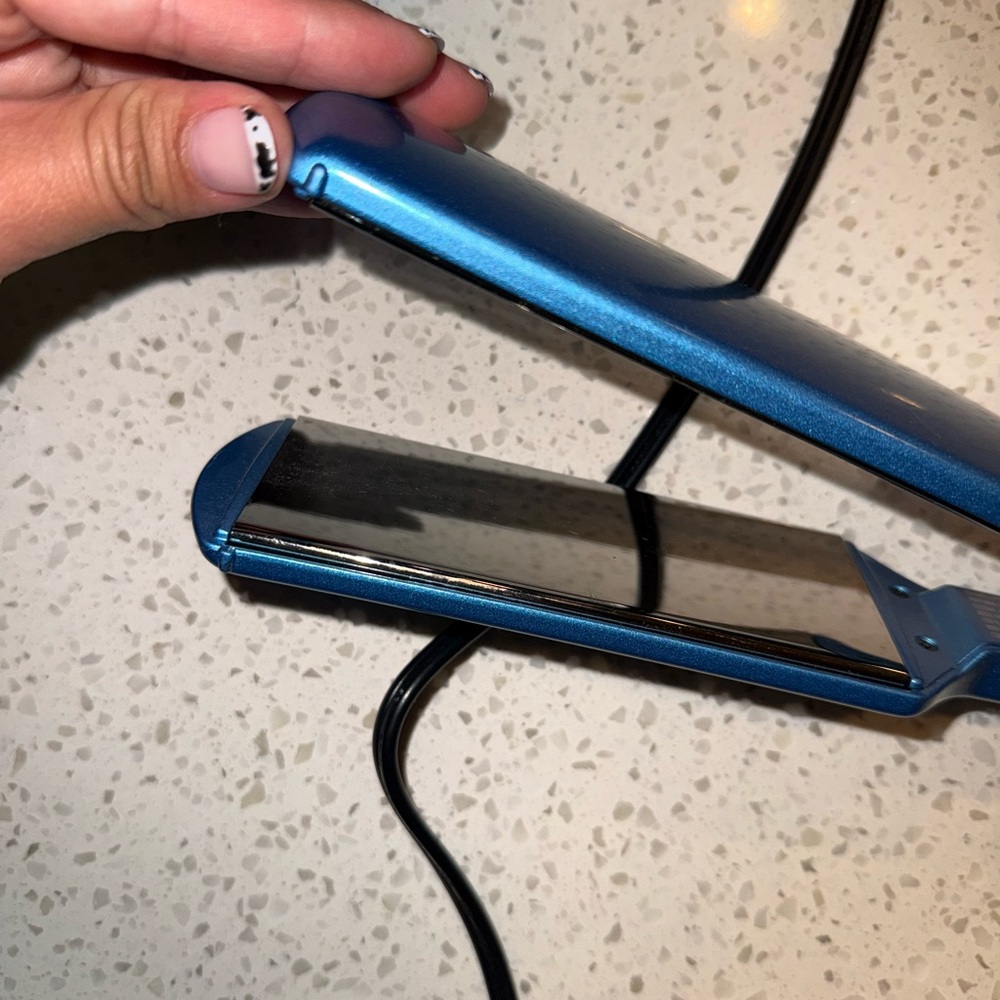 BaBylissPRO Nano Titanium Hair Straightener - Blue - Picture 3 of 7